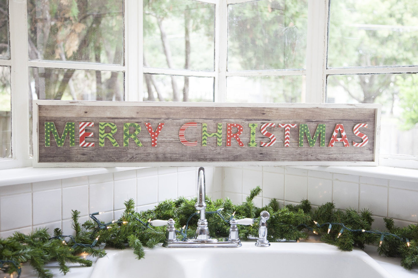 "MERRY CHRISTMAS" WALL DECOR
